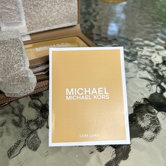 NWT-Michael Kors Cream and Tan Wristlet Jet set Travel - Picture 3 of 9